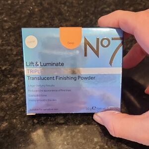 No7 Lift & Luminate Triple Action Translucent Finishing Powder - Deep